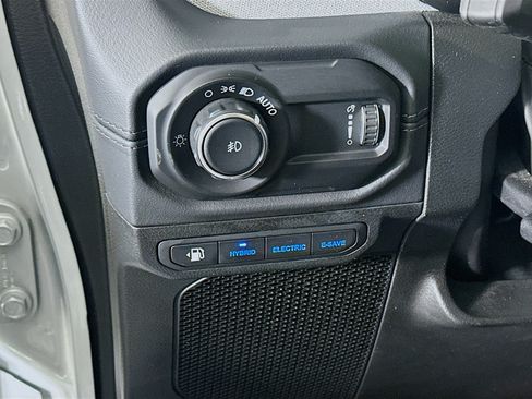 Used 2024 Jeep Wrangler Unlimited Sahara AWD/4WD image 16