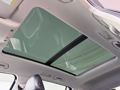 Used 2021 Volkswagen Tiguan SE w/ Panoramic Sunroof Package AWD/4WD image 17