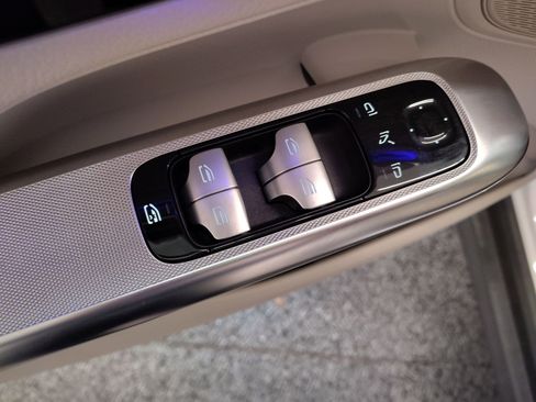 Used 2025 Mercedes-Benz GLC 300 image 13