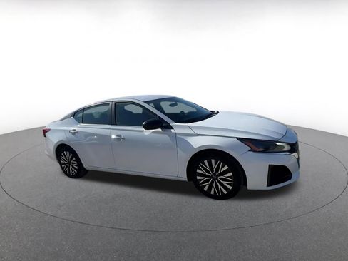 Used 2025 Nissan Altima 2.5 SV image 2