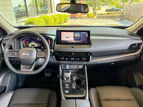 Used 2026 Nissan Rogue SL FWD image 2