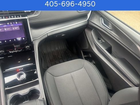 Used 2025 Jeep Grand Cherokee L Laredo image 33