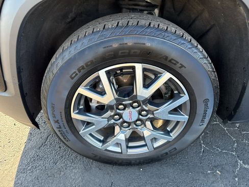 Certified 2023 GMC Acadia SLT w/ Preferred Package AWD/4WD image 9
