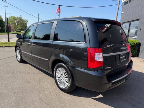 Used 2015 Chrysler Town & Country Touring-L w/ Driver Convenience Group FWD image 7