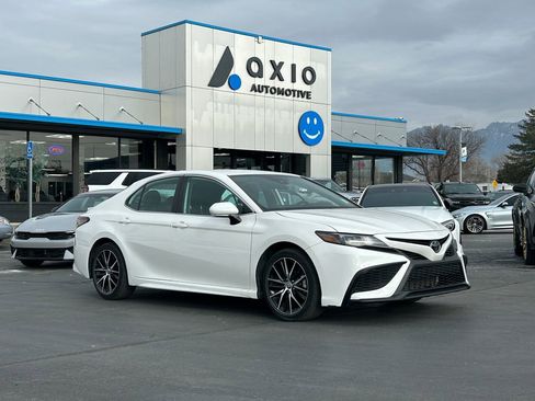 Used 2022 Toyota Camry SE image 1
