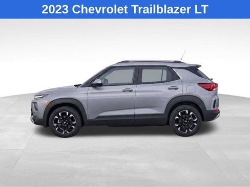 Used 2023 Chevrolet TrailBlazer LT w/ Convenience Package FWD image 2