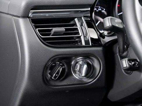 Used 2025 Porsche Macan image 11