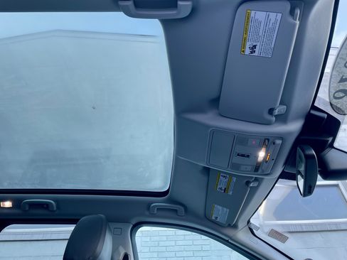 Used 2018 Land Rover Discovery Sport HSE image 17