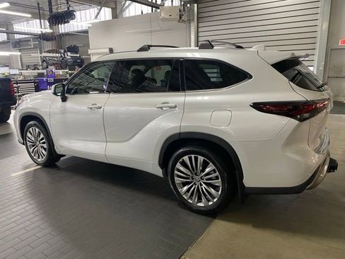 New 2026 Toyota Highlander Platinum image 8