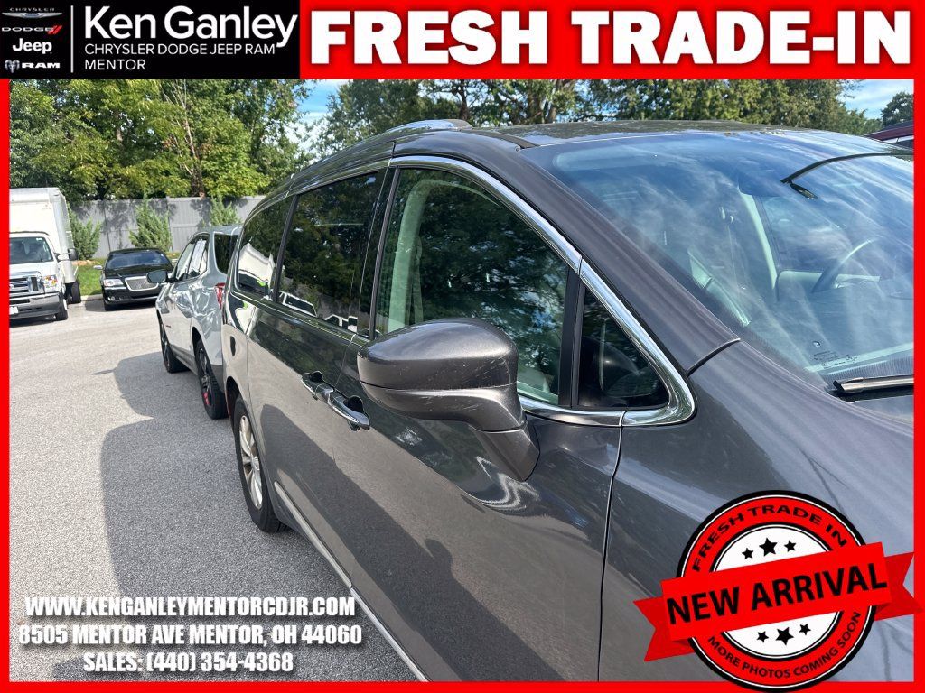 Used 2018 Chrysler Pacifica Touring-L FWD image 11