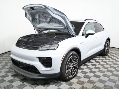 New 2026 Porsche Macan Electric RWD image 32