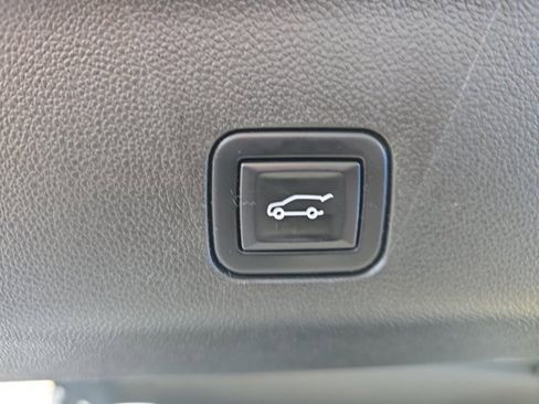 Used 2022 Chevrolet Suburban RST w/ Luxury Package image 15