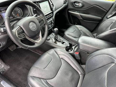 Used 2019 Jeep Cherokee Limited w/ Luxury Group image 9