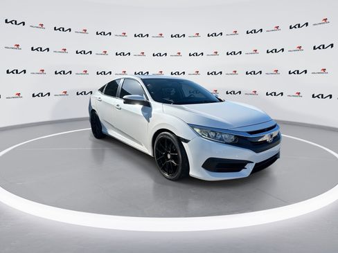 Used 2018 Honda Civic EX image 2