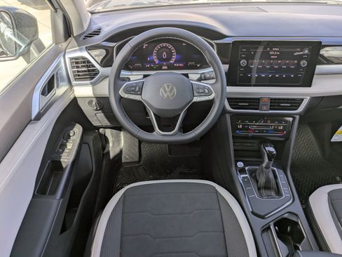 New 2026 Volkswagen Taos SE FWD image 16