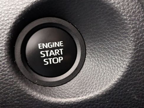 Used 2025 Toyota Corolla Cross LE image 21