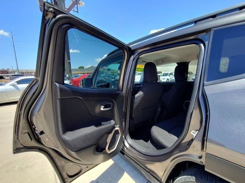 Used 2016 Jeep Renegade Latitude FWD image 33