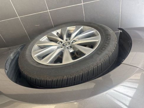 Used 2015 Toyota Camry XLE w/ Moonroof Package image 2