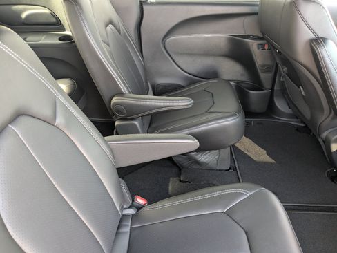 New 2026 Chrysler Pacifica Select image 10