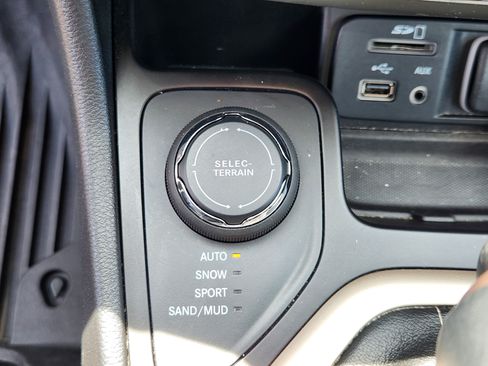 Used 2017 Jeep Cherokee Limited AWD/4WD image 23