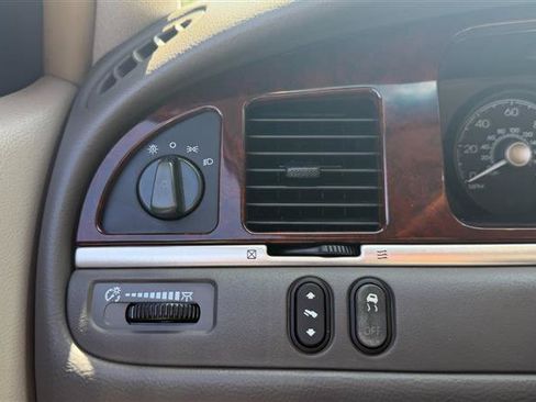 Used 2009 Lincoln Town Car Signature Limited RWD image 31