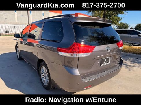 Used 2014 Toyota Sienna XLE FWD image 2