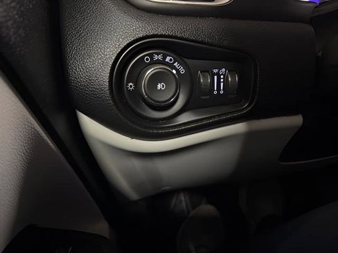 Used 2019 Jeep Renegade Latitude image 22