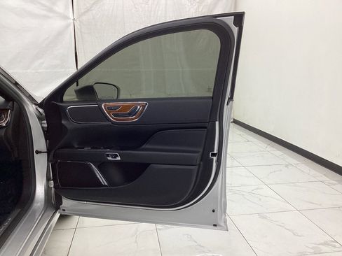 Used 2017 Lincoln Continental Select image 19