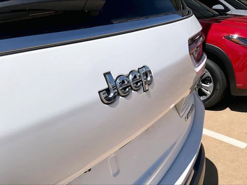 Used 2023 Jeep Grand Cherokee L Laredo image 30