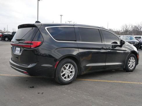 Used 2023 Chrysler Pacifica Touring-L image 4