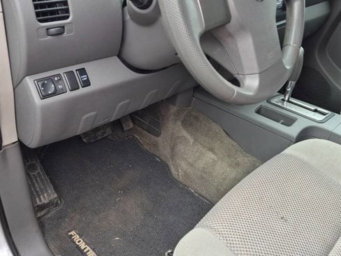 Used 2010 Nissan Frontier SE AWD/4WD image 12