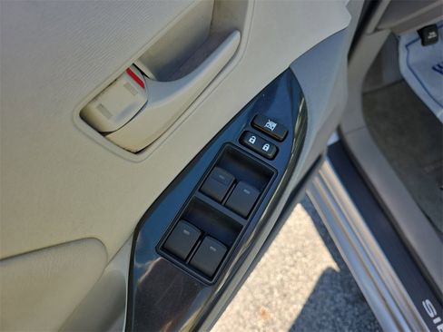 Used 2011 Toyota Sienna LE image 19