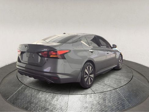 Used 2019 Nissan Altima 2.5 SV image 2