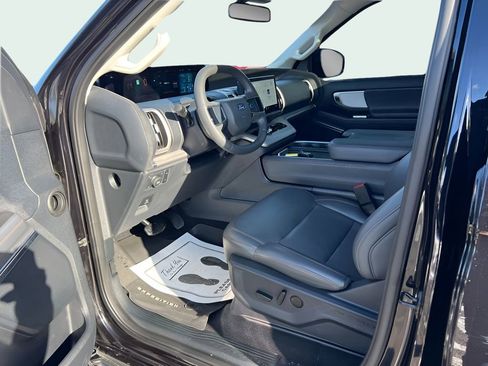 Used 2025 Ford Expedition Active AWD/4WD image 6