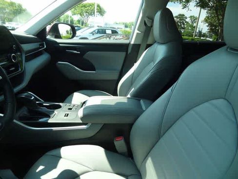 Used 2023 Toyota Highlander XLE FWD image 9