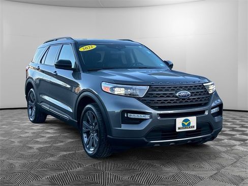 Used 2022 Ford Explorer XLT w/ Equipment Group 202A image 7