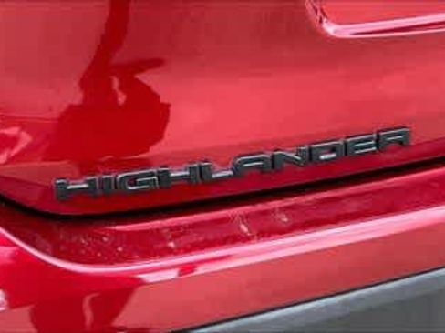 Used 2022 Toyota Highlander LE FWD image 12