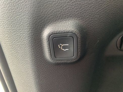 Used 2019 Jeep Cherokee Latitude Plus w/ Comfort/Convenience Group image 18