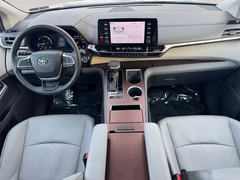Used 2024 Toyota Sienna XLE image 10