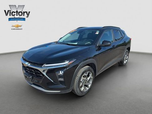 Used 2024 Chevrolet Trax LT w/ Driver Confidence Package FWD image 3