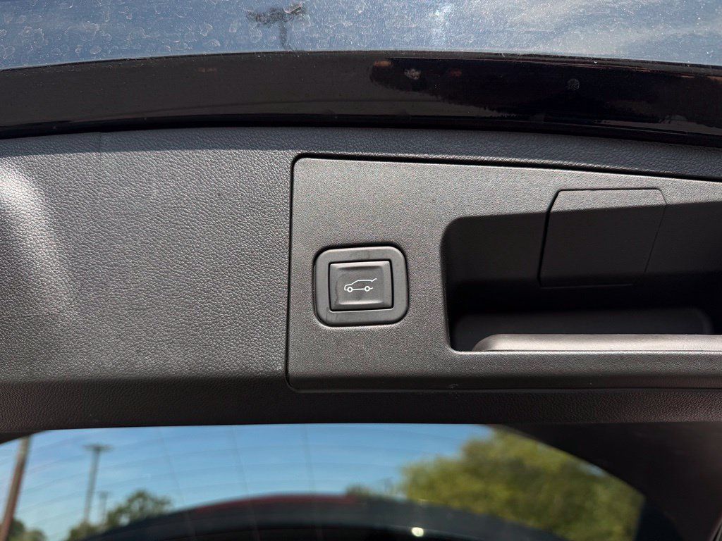 Used 2025 Cadillac XT4 Premium Luxury FWD image 10