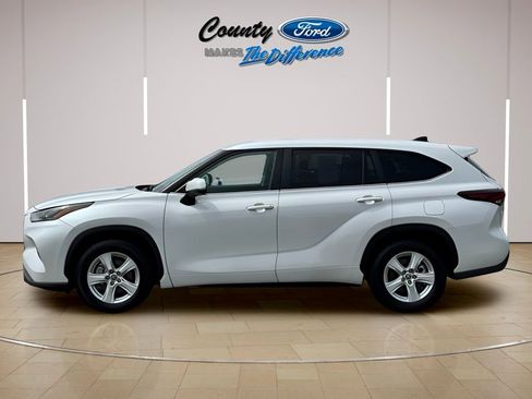 Used 2024 Toyota Highlander LE image 3