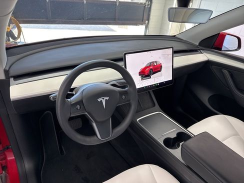 Used 2022 Tesla Model Y Long Range image 19