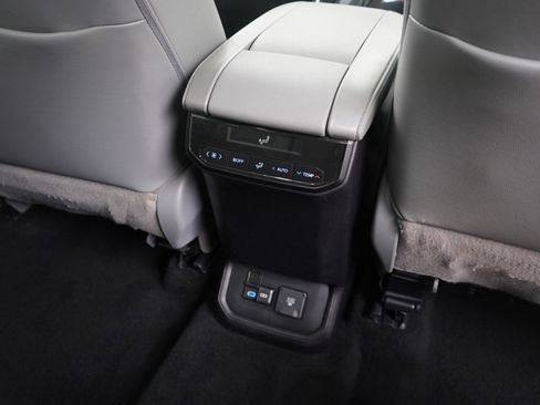 Used 2022 Toyota Highlander Limited AWD/4WD image 15