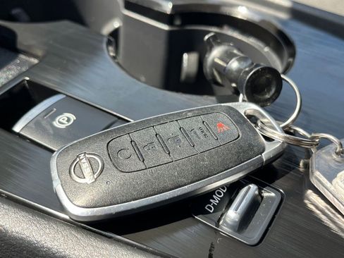 Used 2025 Nissan Rogue SV FWD image 27