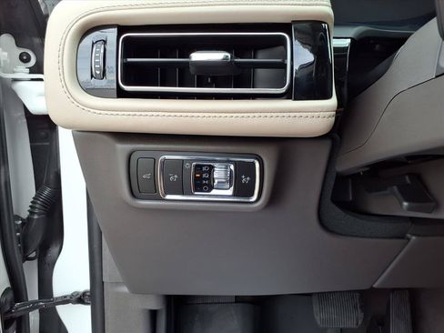 Used 2024 Lincoln Aviator AWD image 19
