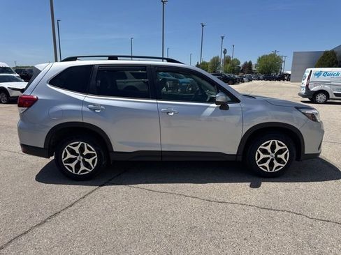Used 2020 Subaru Forester Premium w/ Popular Package #1 AWD/4WD image 3