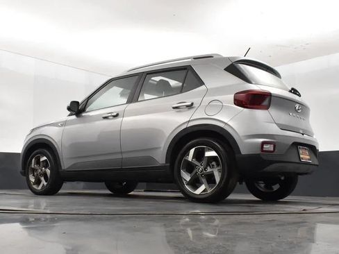 Used 2025 Hyundai Venue SEL FWD image 12