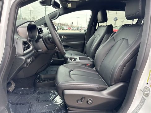 New 2026 Chrysler Pacifica Select AWD/4WD image 4