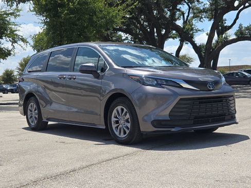 Used 2024 Toyota Sienna LE FWD image 7
